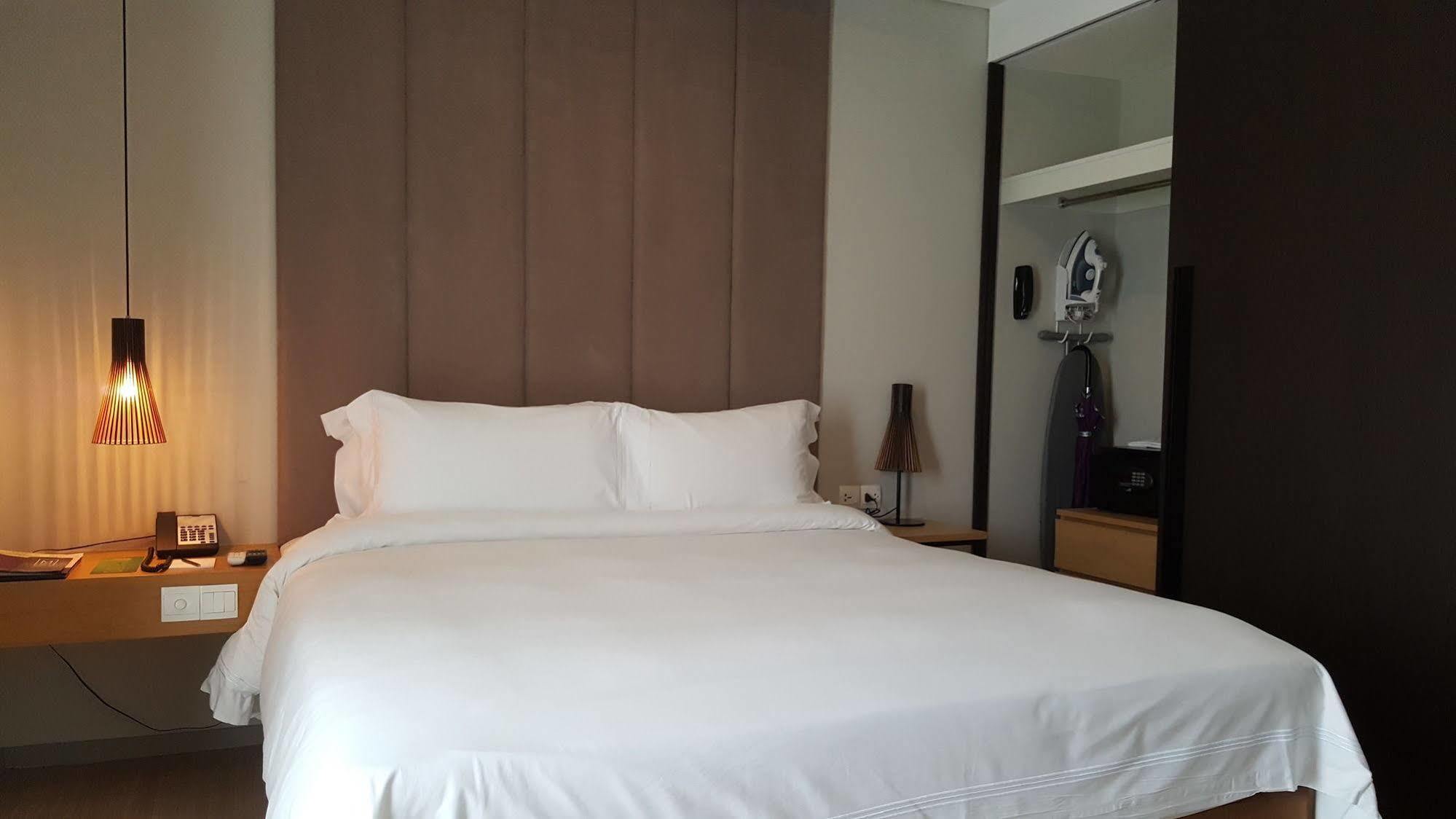 Novotel Living Saigon South Ho-Chi-Minh-Stadt Exterior foto